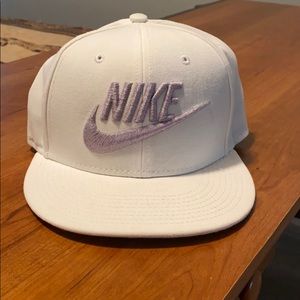 white nike snap back hat